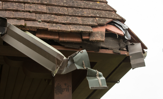 Wat moet je doen bij stormschade aan je dak?